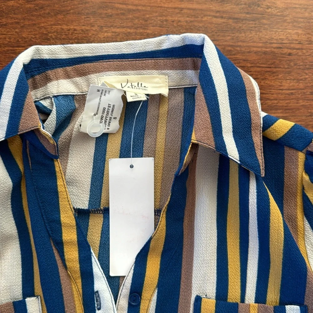 A cute casual shirt, dress, size small - Picture 2 of 5